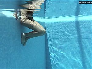 Tiffany Tatum unclothes nude underwater