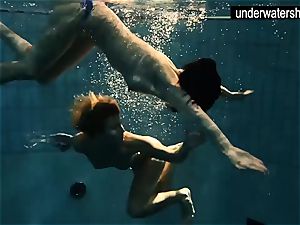 2 super-sexy amateurs showing their bods off under water
